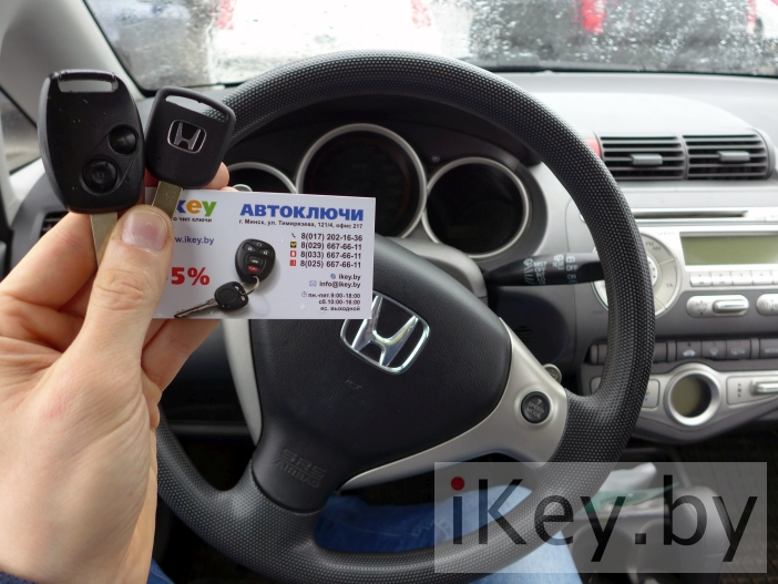 Ключи в салоне автомобиля Хонда Фит