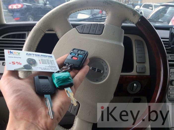 Ключи в салоне автомобиля Линкольн Навигатор