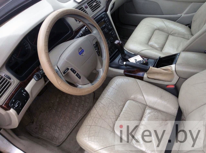 Салон автомобиля Вольво и авто ключи